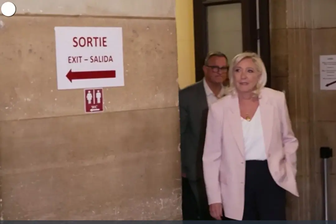 Marine Le Pen condannata, ma potrà candidarsi all'Eliseo