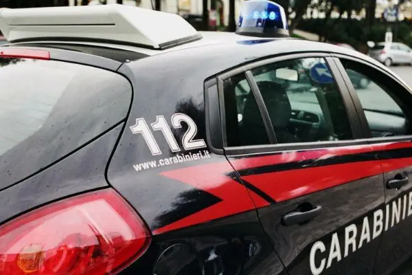 Chienes, due operai sulla gru per protesta
