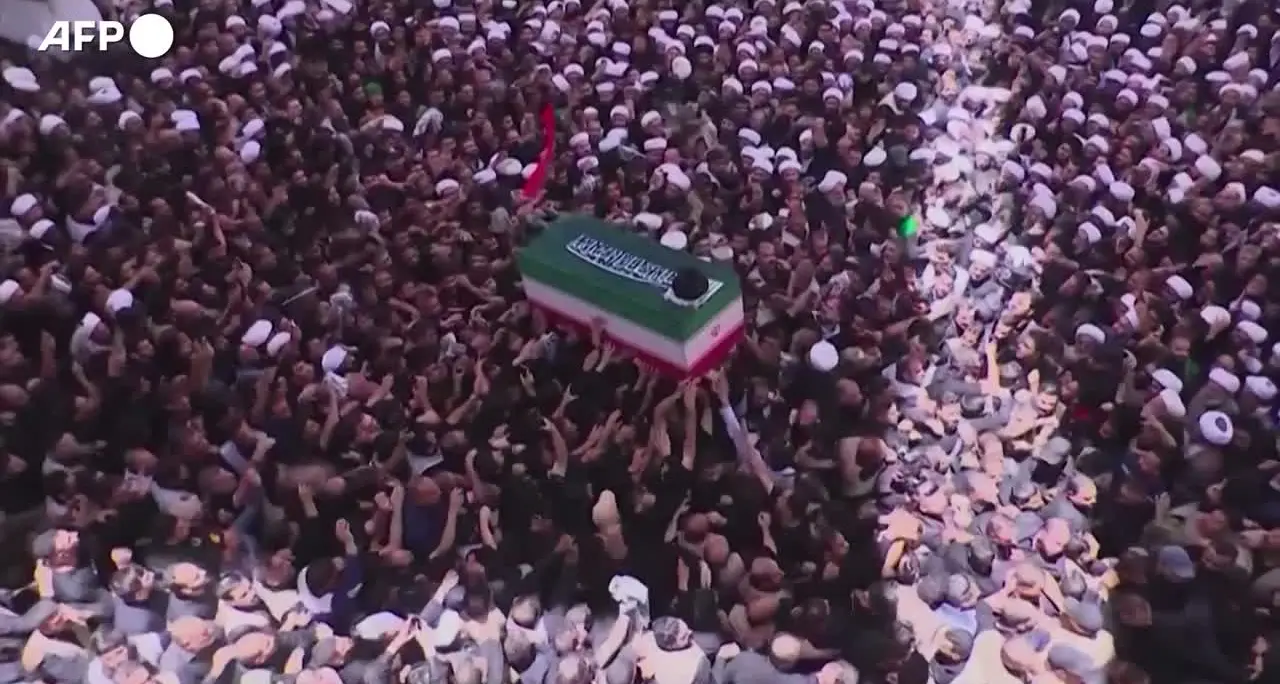 Iraq, corteo funebre di Khamenei arriva al santuario dell'Imam Ali a Najaf