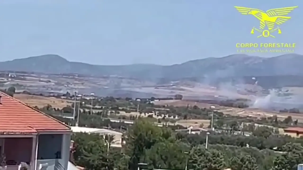 Vasto incendio nell'area di Cagliari, in volo un Canadair e 4 elicotteri