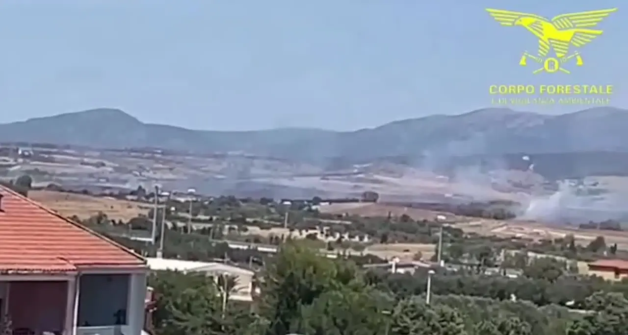 Vasto incendio nell'area di Cagliari, in volo un Canadair e 4 elicotteri