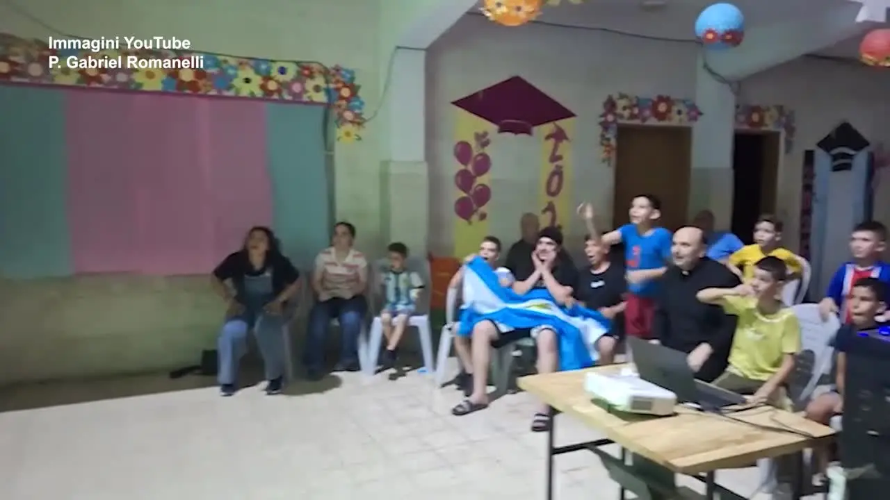 Tifo e bandiere, il Mondiale riporta il sorriso a Gaza
