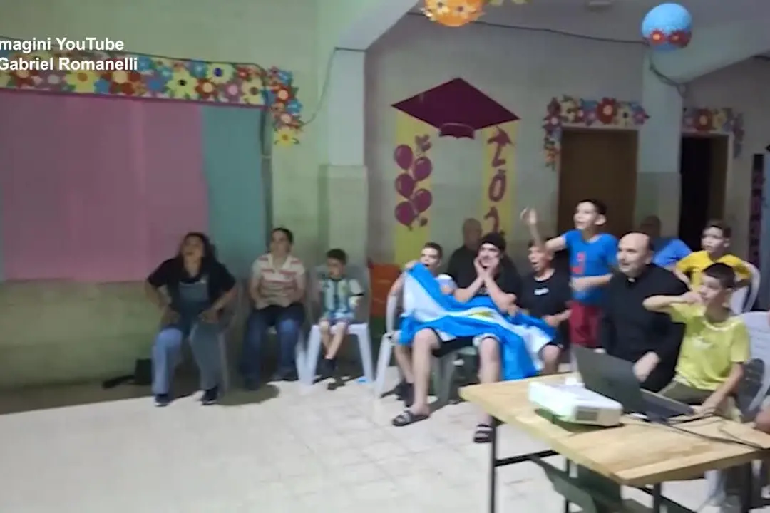 Tifo e bandiere, il Mondiale riporta il sorriso a Gaza