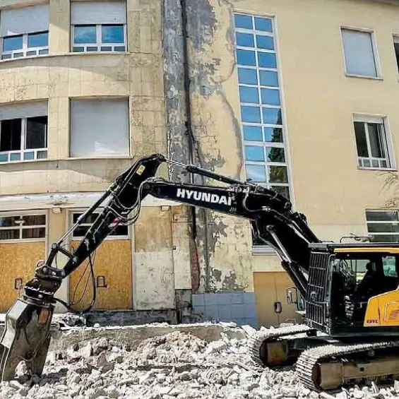 Ex Pascoli, demolita la scalinata. Bianchi: “Problemi statici, la rifaremo uguale”