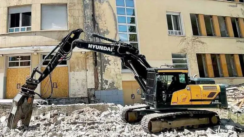 Ex Pascoli, demolita la scalinata. Bianchi: “Problemi statici, la rifaremo uguale”