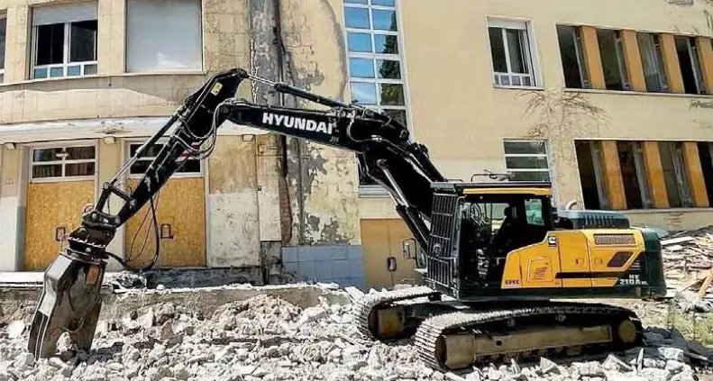 Ex Pascoli, demolita la scalinata. Bianchi: “Problemi statici, la rifaremo uguale”