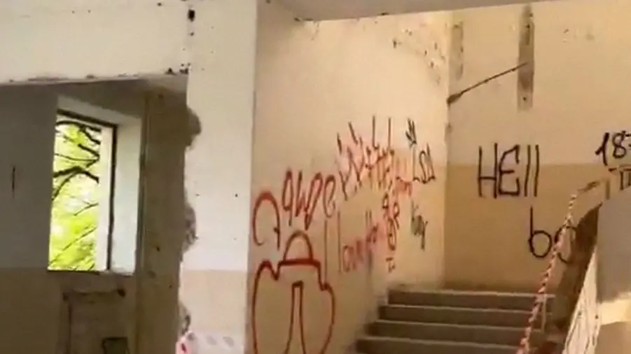 Scuola ex Pascoli: sventrati gli interni, sbriciolata anche la famosa gradinata