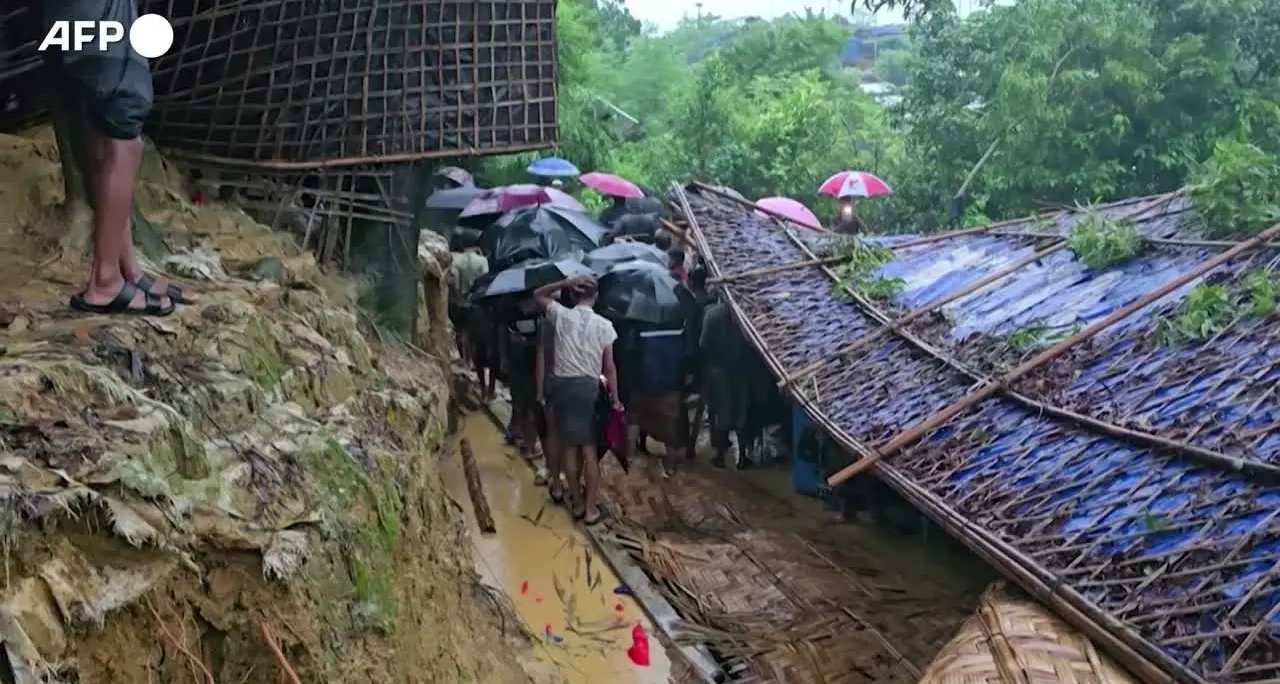 Bangladesh, frana su un campo profughi uccide 7 bambini e un insegnante