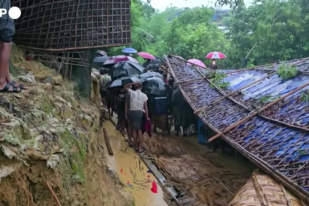 Bangladesh, frana su un campo profughi uccide 7 bambini e un insegnante