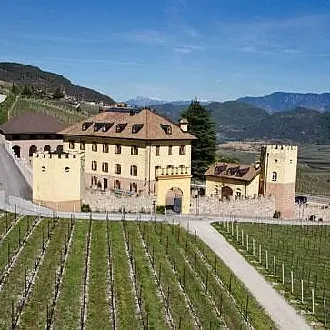 Termeno, la famiglia di migranti sarà ospitata nel castello