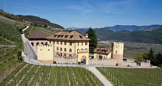 Termeno, la famiglia di migranti sarà ospitata nel castello