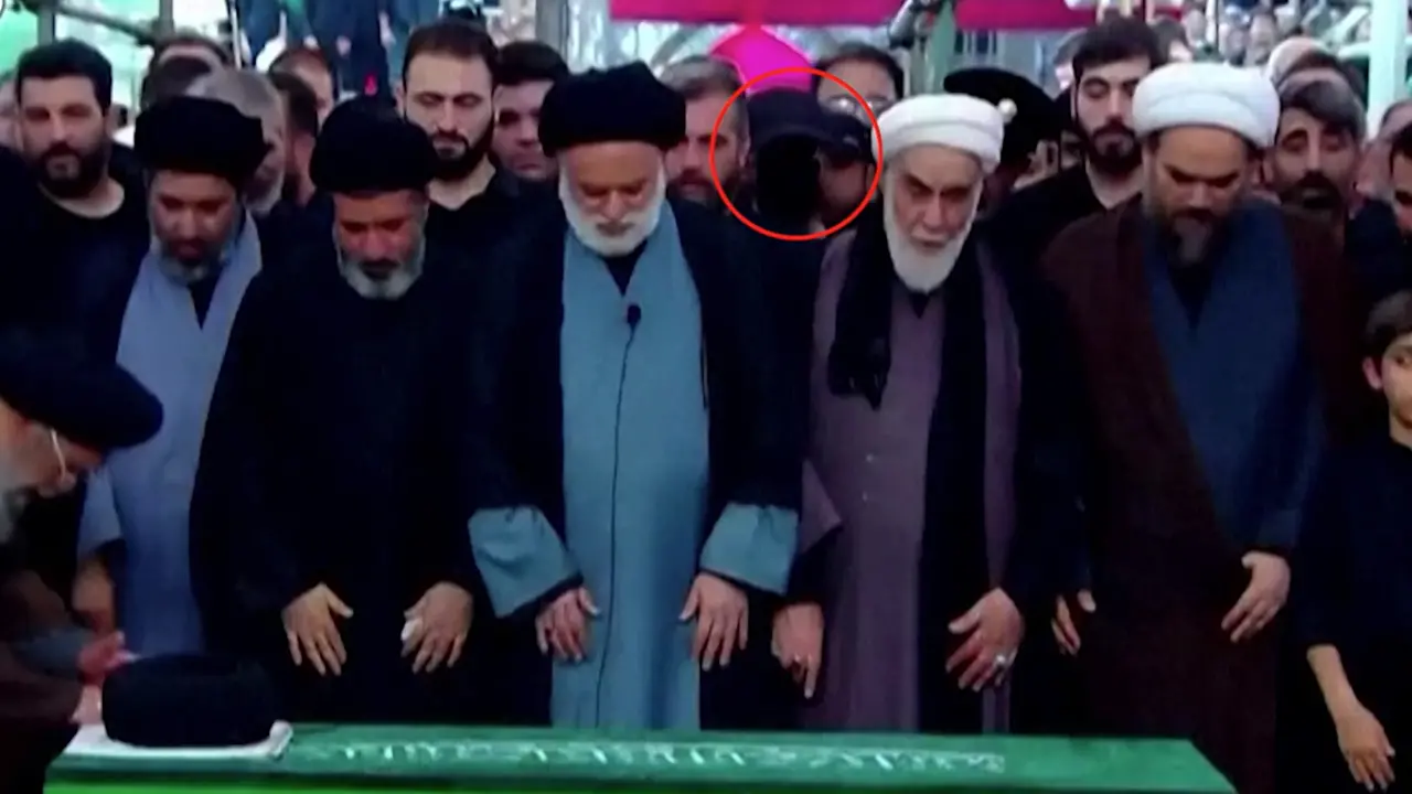 Mashhad, un volto oscurato ai funerali di Khamenei: \"forse è il figlio Mojtaba\"