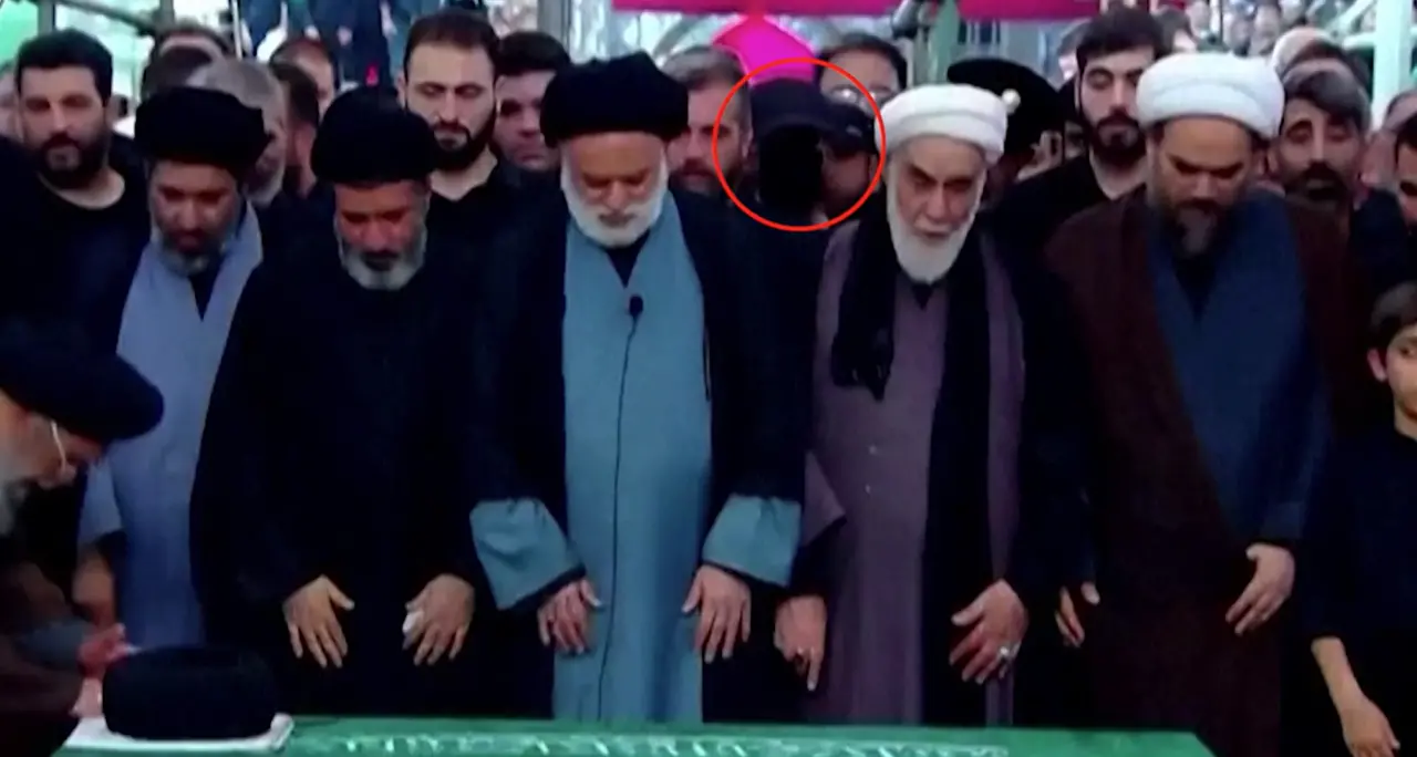 Mashhad, un volto oscurato ai funerali di Khamenei: \"forse è il figlio Mojtaba\"