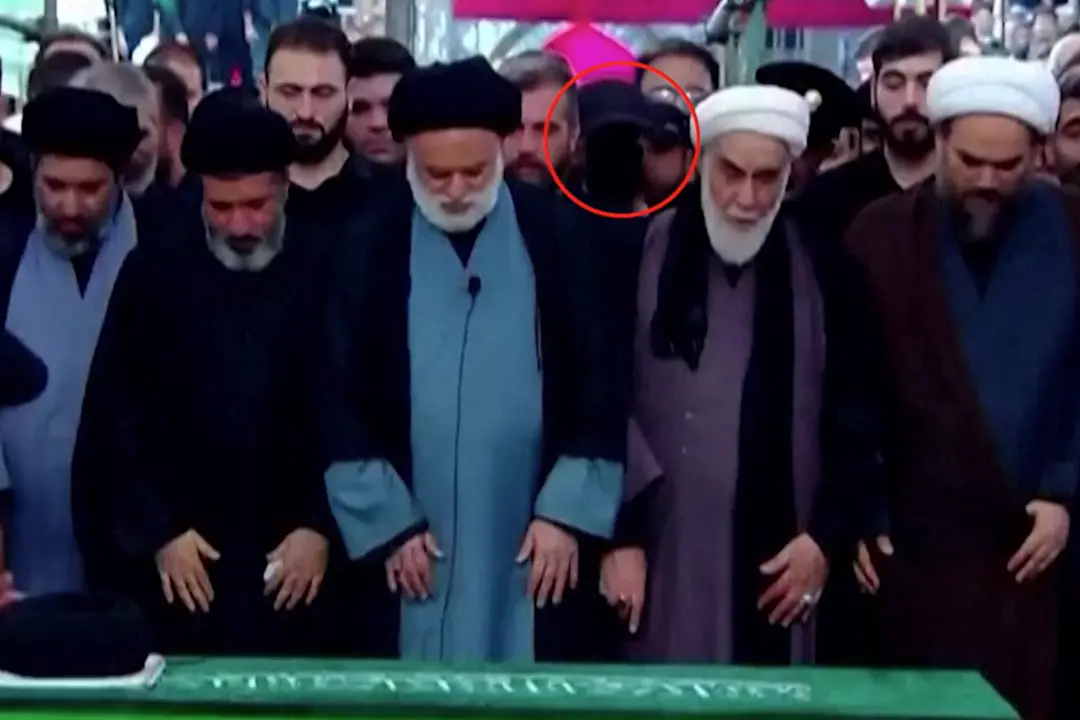 Mashhad, un volto oscurato ai funerali di Khamenei: \"forse è il figlio Mojtaba\"