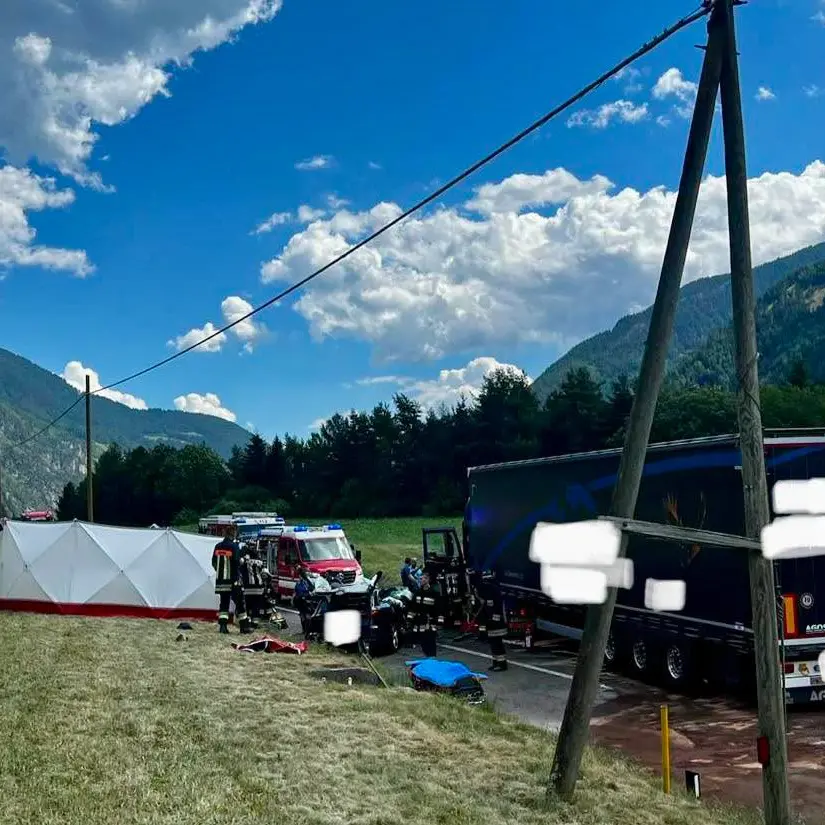 Scontro auto-camion: ferito estratto dalle lamiere