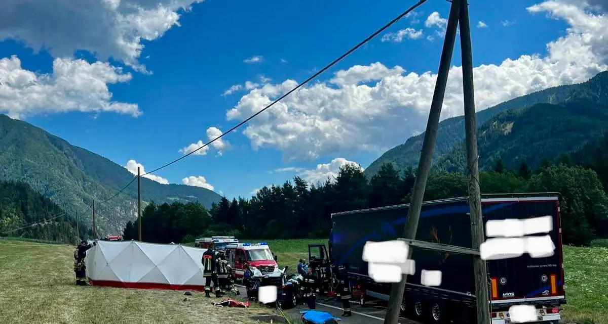 Scontro auto-camion: ferito estratto dalle lamiere