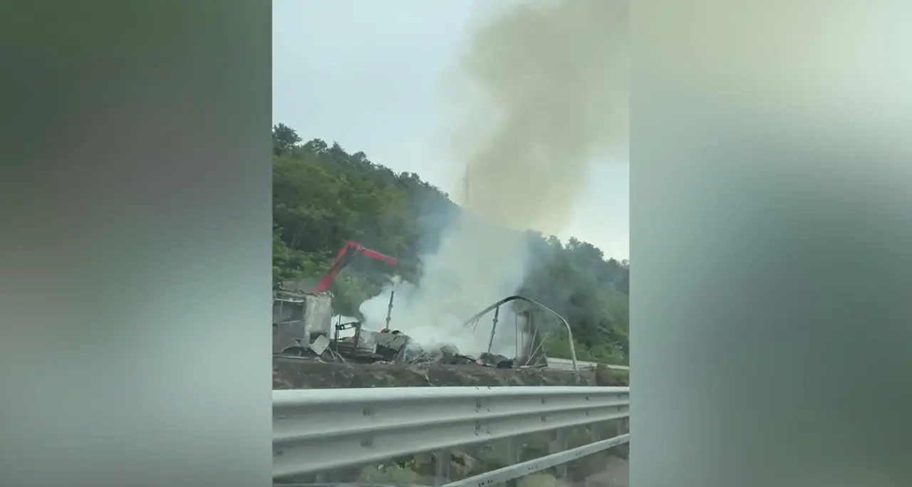 Camion in fiamme, chiuso dalle 15 un tratto dell'A1 nel Fiorentino