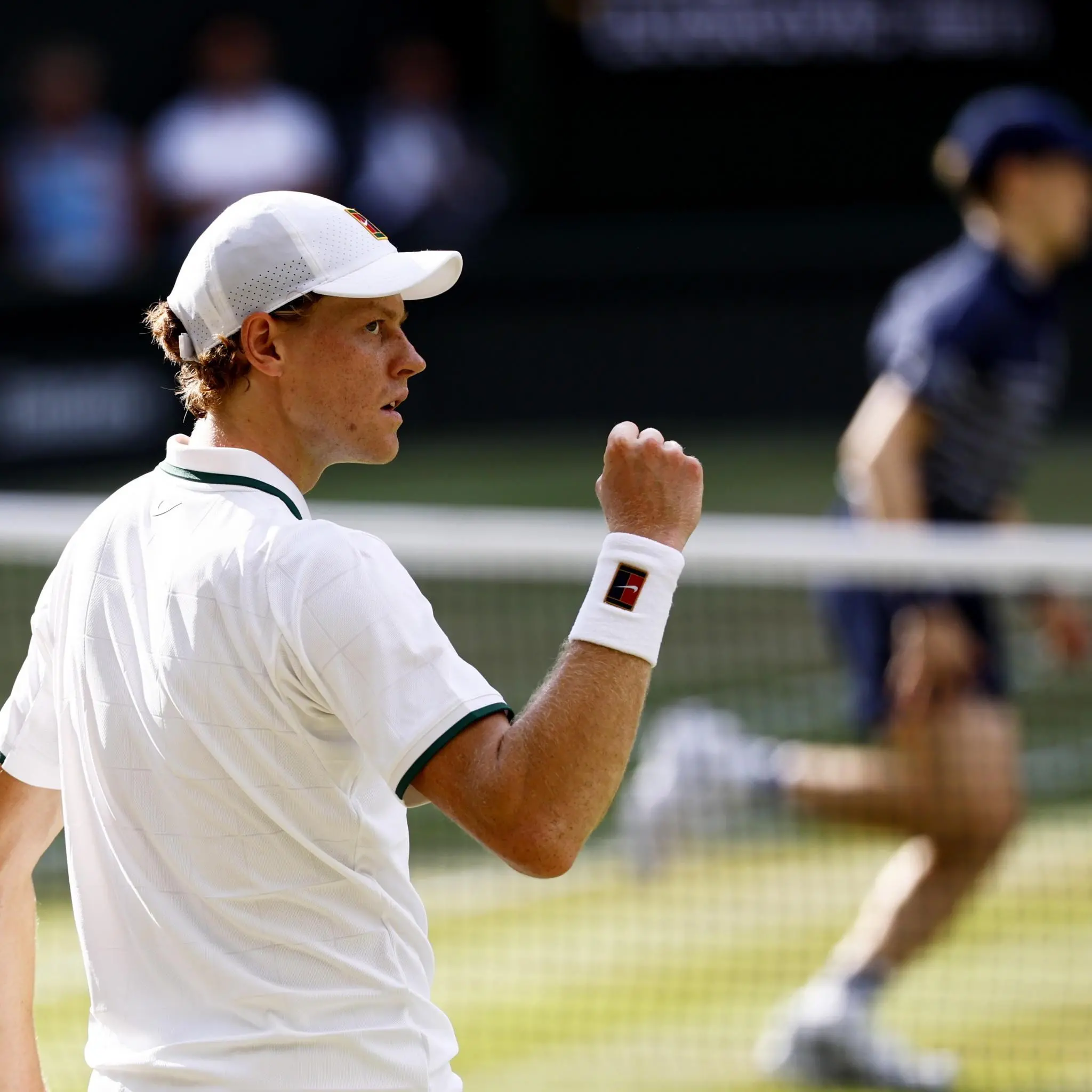 Sinner travolge Djokovic e vola in finale a Wimbledon