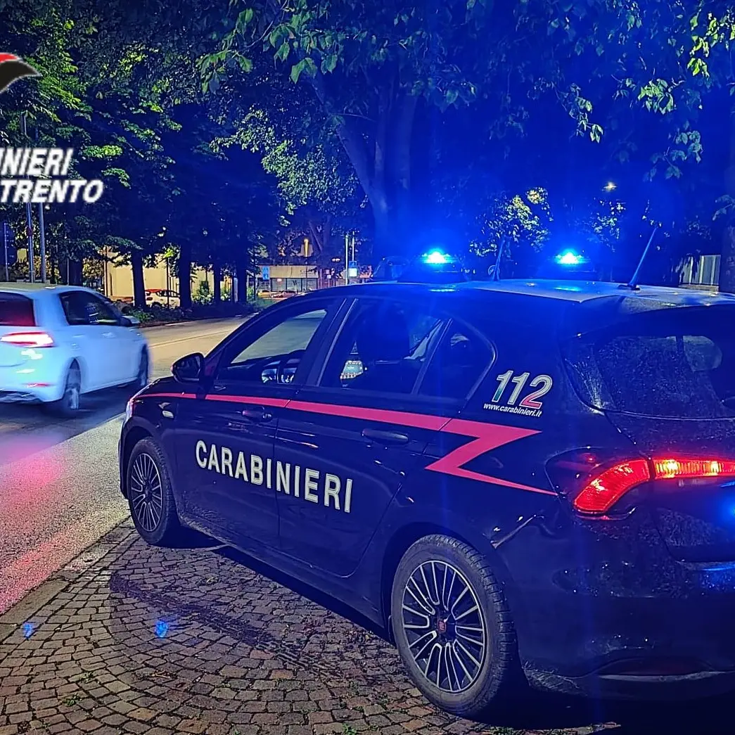 Calci, pugni e violenze in casa: arrestato per i maltrattamenti a moglie e figli