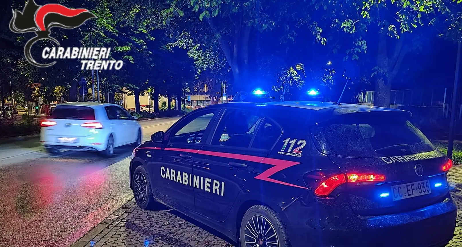 Calci, pugni e violenze in casa: arrestato per i maltrattamenti a moglie e figli