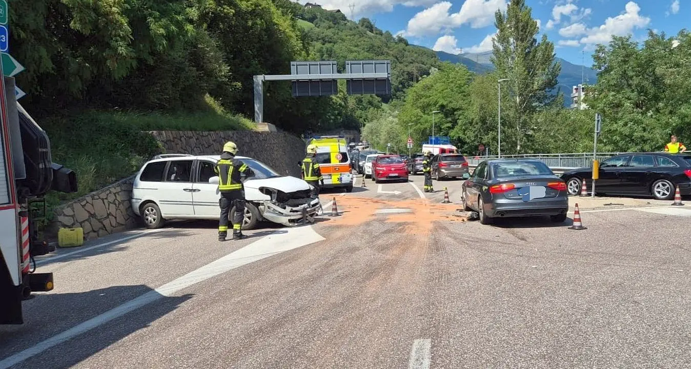 Ponte Gardena, frontale tra due auto sulla SS12: un ferito lieve