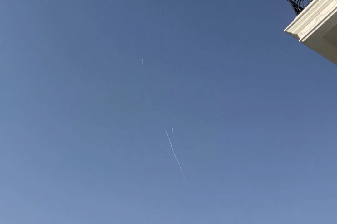 Qatar, esplosioni e scie di fumo sui cieli della capitale Doha