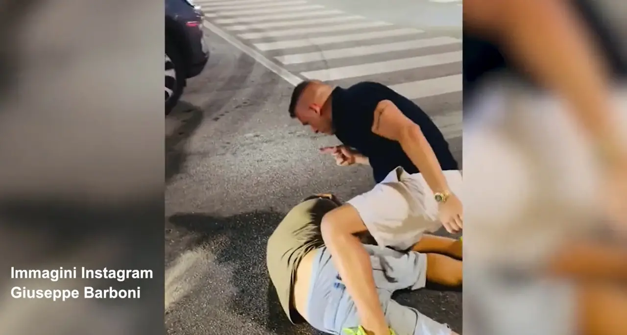 Militante di Fn picchia un migrante che bloccava il traffico e posta il video sui social