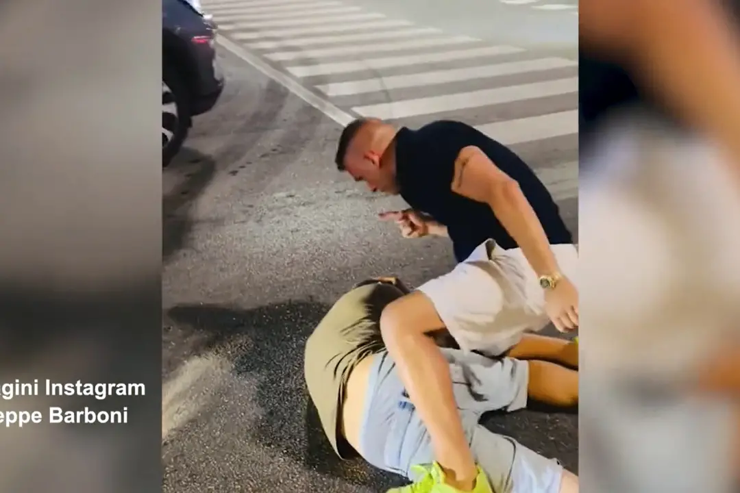 Militante di Fn picchia un migrante che bloccava il traffico e posta il video sui social