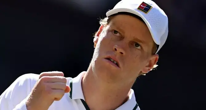 Sinner reagisce a Wimbledon: suo il secondo set