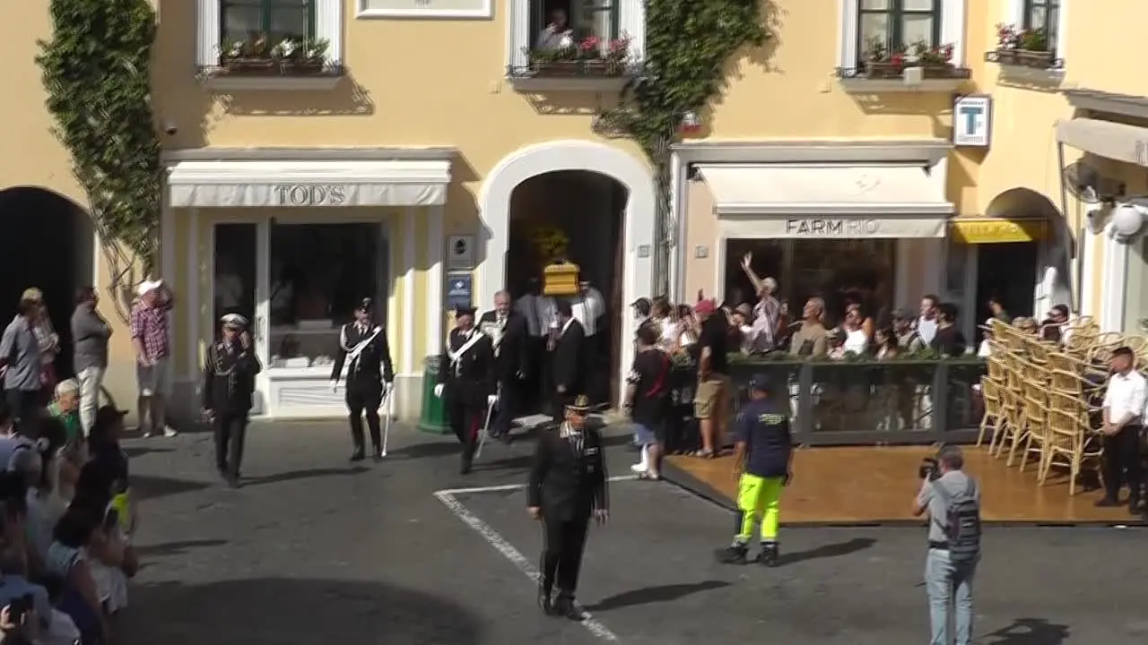 L'ultimo saluto a Peppino di Capri, la bara in Piazzetta tra gli applausi