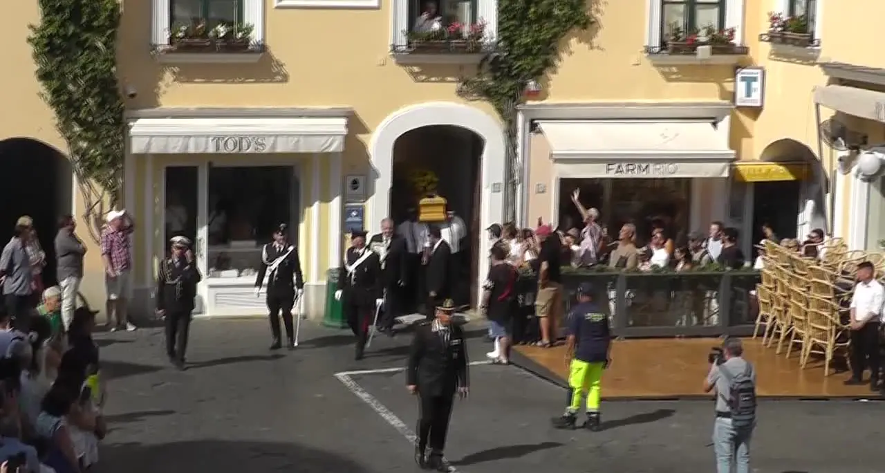 L'ultimo saluto a Peppino di Capri, la bara in Piazzetta tra gli applausi