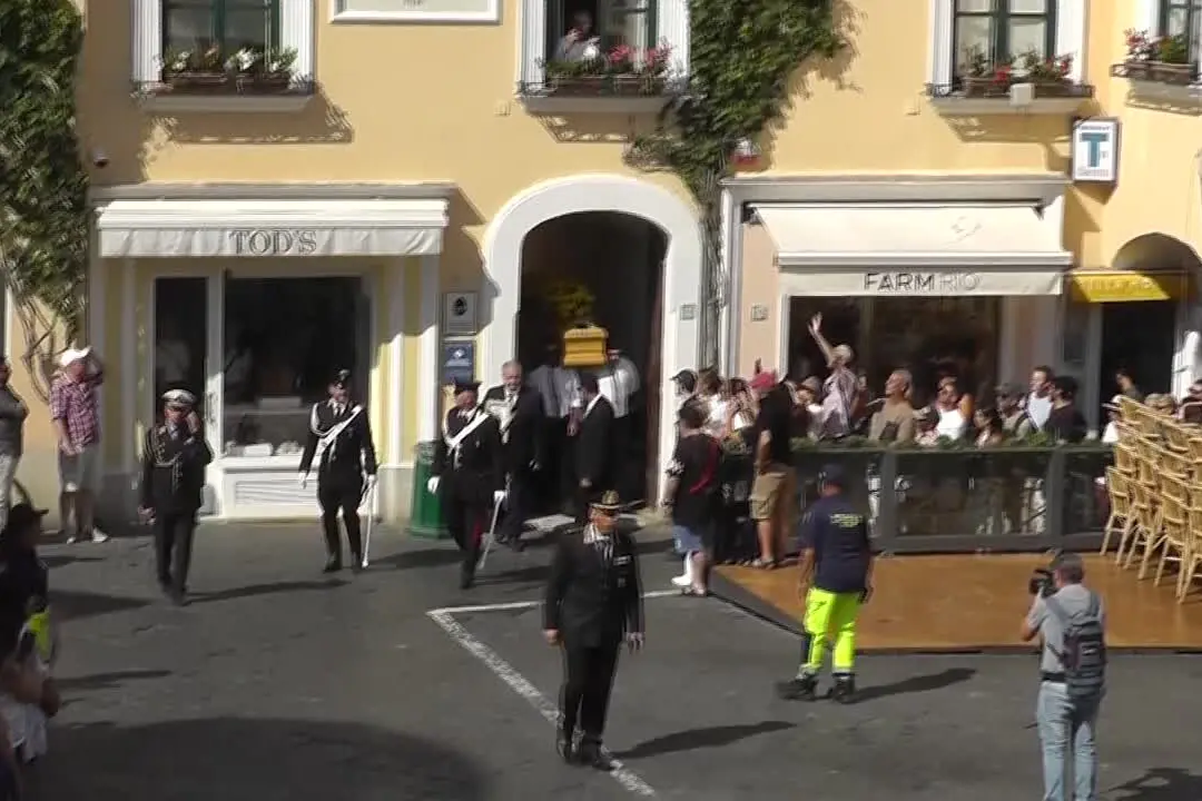 L'ultimo saluto a Peppino di Capri, la bara in Piazzetta tra gli applausi
