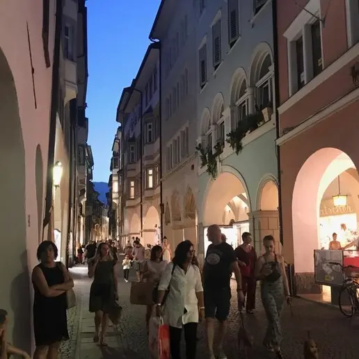 Negozi aperti la domenica, Forza Italia: «Decidano gli imprenditori, non la politica»