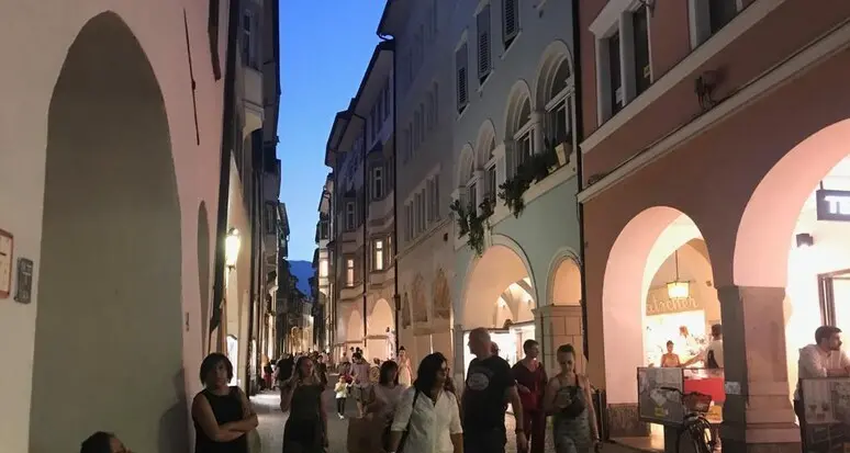 Negozi aperti la domenica, Forza Italia: «Decidano gli imprenditori, non la politica»