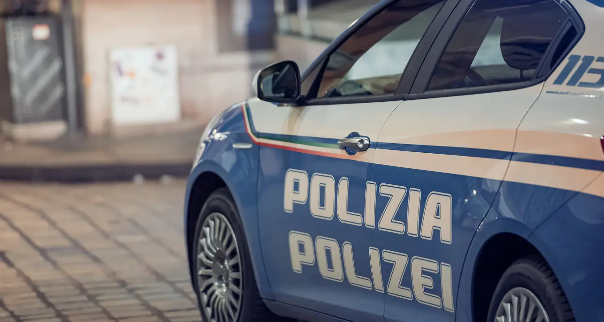Rapina un rider e fugge con lo scooter: inseguito e arrestato