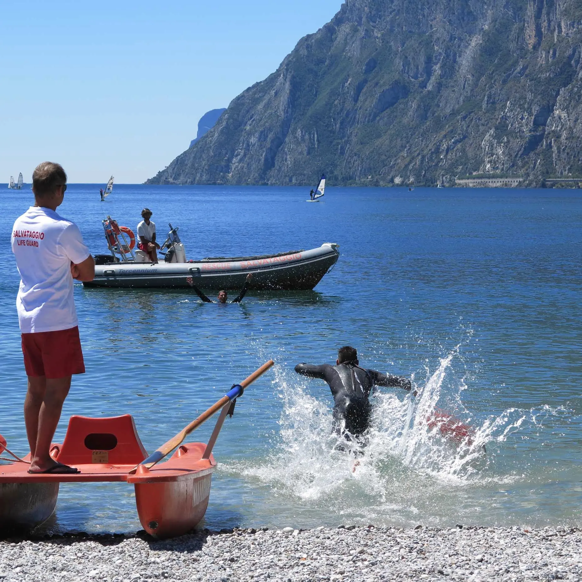 Rischia di annegare a Riva, salvato dalla bagnina