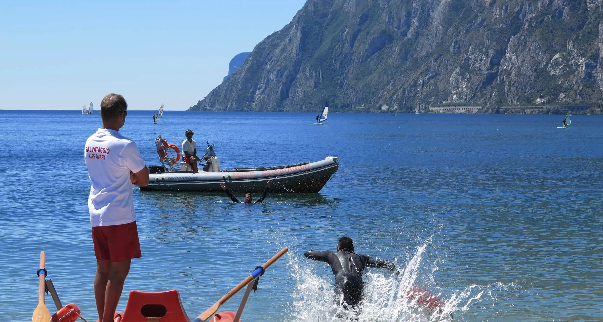 Rischia di annegare a Riva, salvato dalla bagnina