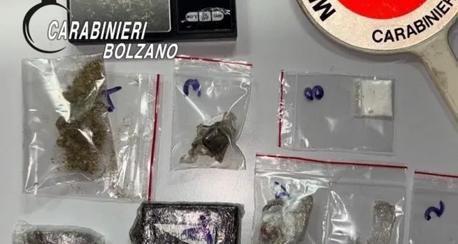 In casa hashish, anfetamina ed ecstasy: arrestato un 20enne