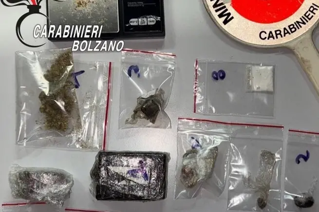 In casa hashish, anfetamina ed ecstasy: arrestato un 20enne