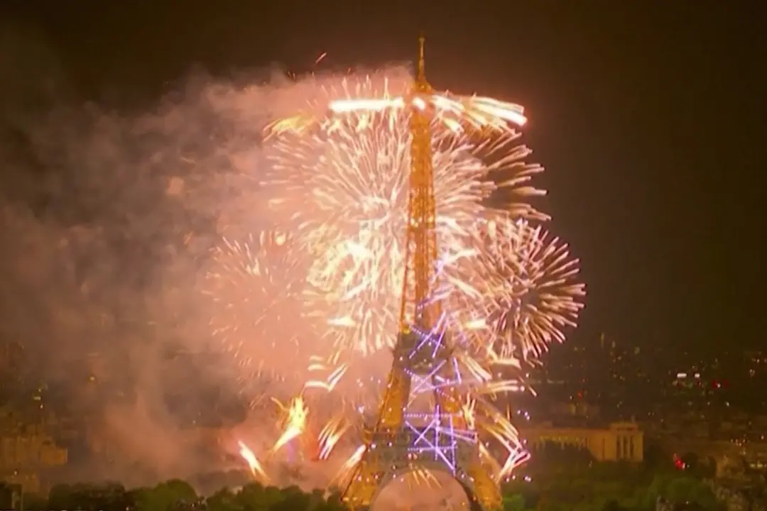 Parigi, spettacolo di fuochi d'artificio e droni per il 14 luglio