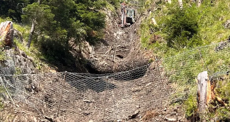 Maltempo in Val Badia, frana fermata dalle barriere: traffico a senso unico