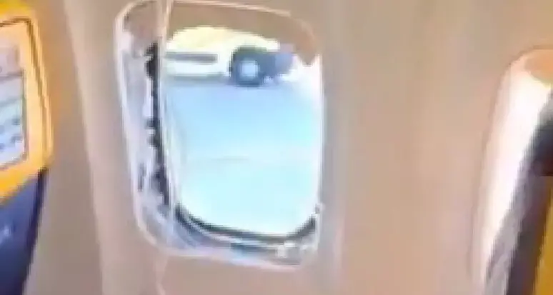 Passeggero risucchiato sul volo Ryanair, la moglie: “Ero pronta a morire con lui”