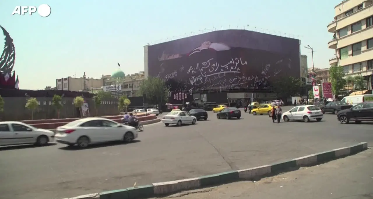 Nuovo murale di propaganda a Teheran con Trump che giace in una bara
