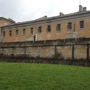 Tenta di spendere 10 euro falsi poi aggredisce i poliziotti: arrestato