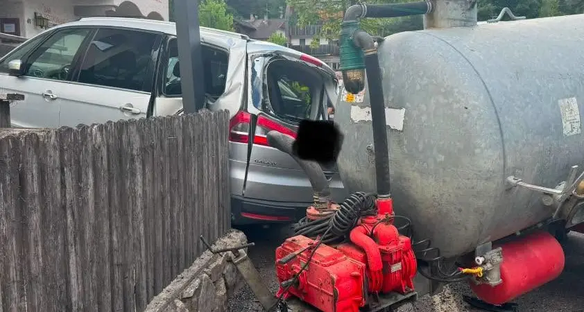 Il rimorchio si sgancia dal trattore: gravi danni