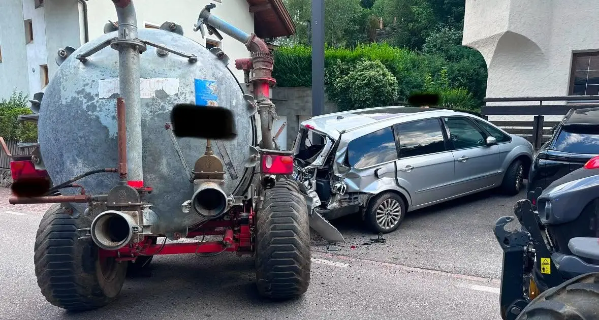 Le foto del rimorchio fuori controllo a Campo Tures (Foto Vigili del fuoco)