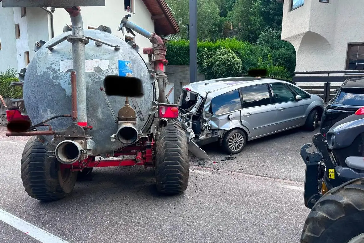 Le foto del rimorchio fuori controllo a Campo Tures (Foto Vigili del fuoco)