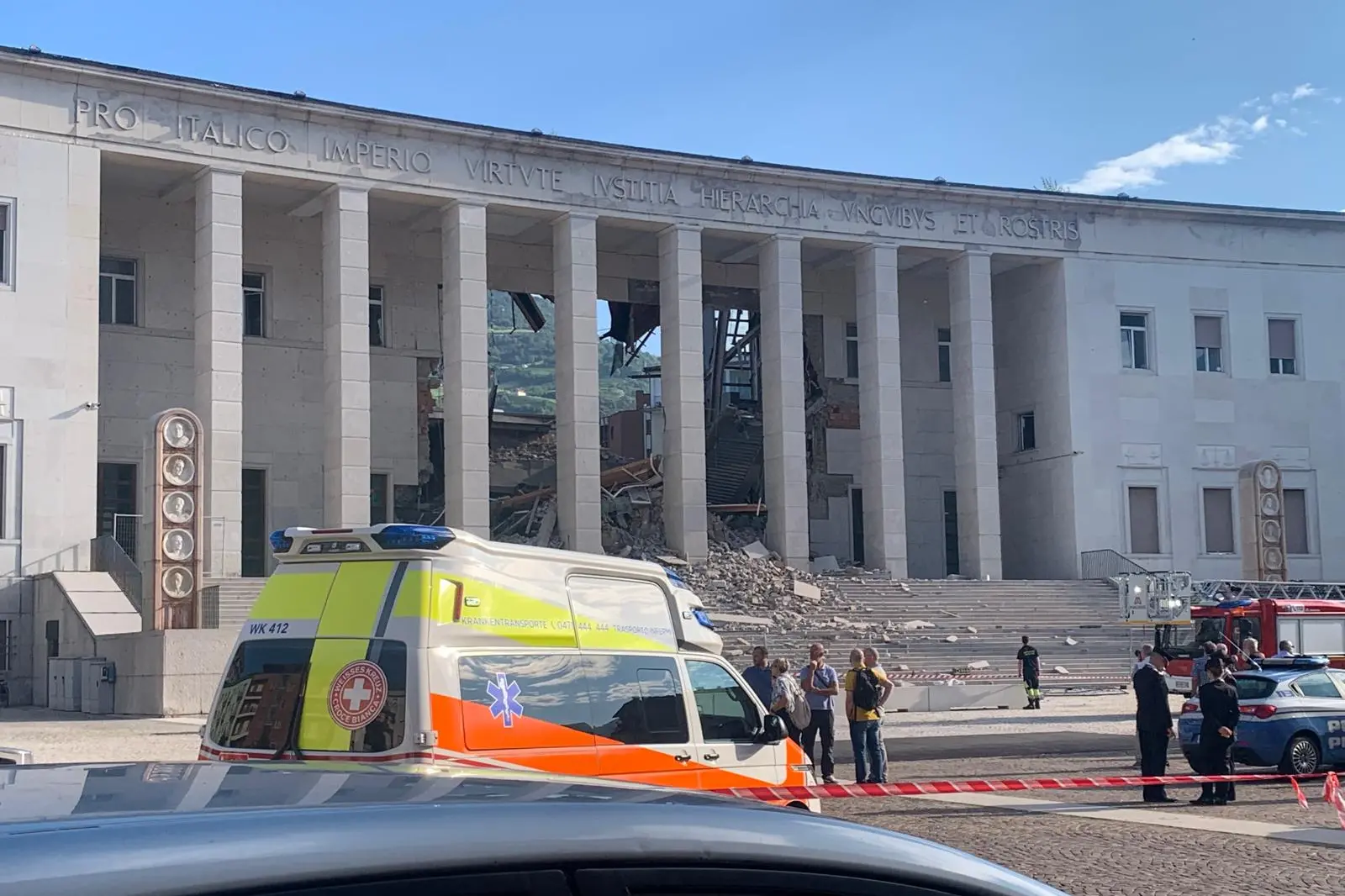 Dopo il crollo: la nube di polvere e la ferita aperta nel cuore di Bolzano