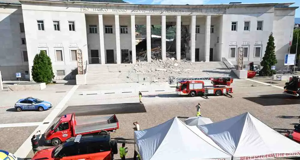 Crollo del tribunale di Bolzano, squarcio impressionante. Arrivano soccorsi e autorità - Foto