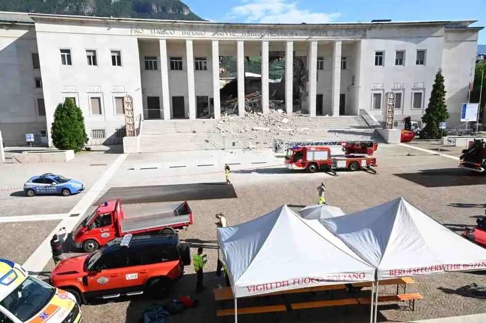 Crollo del tribunale di Bolzano, squarcio impressionante. Arrivano soccorsi e autorità - Foto